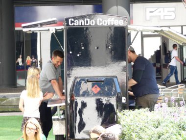 Londra, İngiltere - 19 Nisan 2018: güneş kayan cebin defa yılın en sıcak gününde zevk insanlar