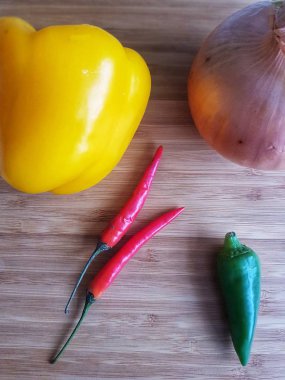 Chillis sarı biber ve soğan ile