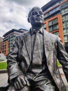 Londra, İngiltere - 17 Nisan 2018: Heykel, efendim Simon tüccar Square, Londra bulundu Milton