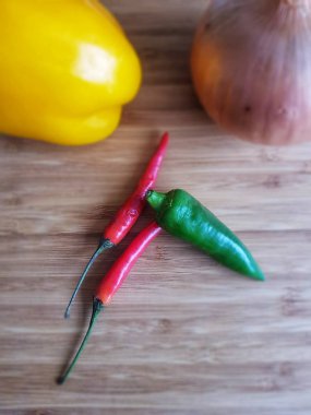 Chillis sarı biber ve soğan ile