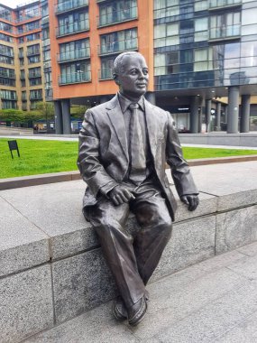 Londra, İngiltere - 17 Nisan 2018: Heykel, efendim Simon tüccar Square, Londra bulundu Milton