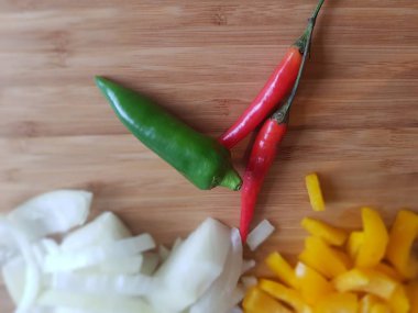 Chillis sarı biber ve soğan ile