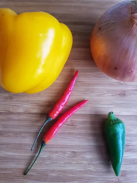 Chillis sarı biber ve soğan ile