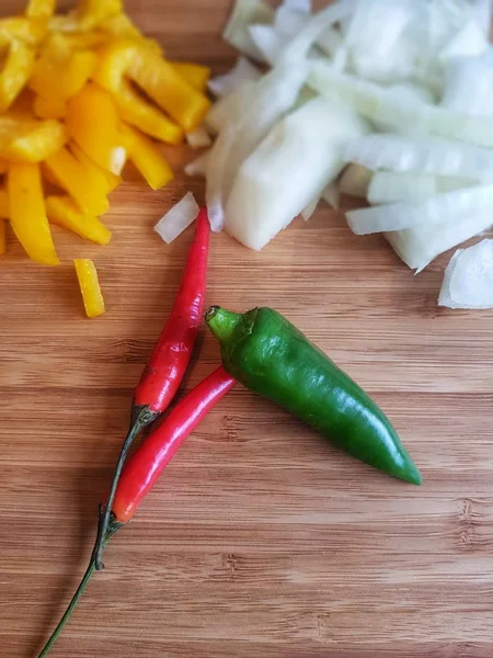 Chillis sarı biber ve soğan ile