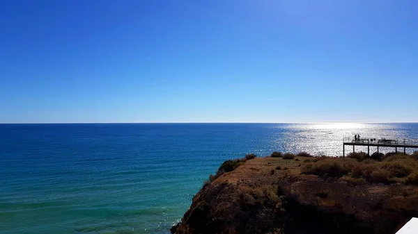 Albufeira Alemaes plaży rybaka na molo w oddali — Zdjęcie stockowe