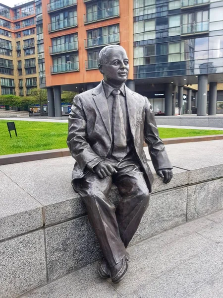 Londra, İngiltere - 17 Nisan 2018: Heykel, efendim Simon tüccar Square, Londra bulundu Milton