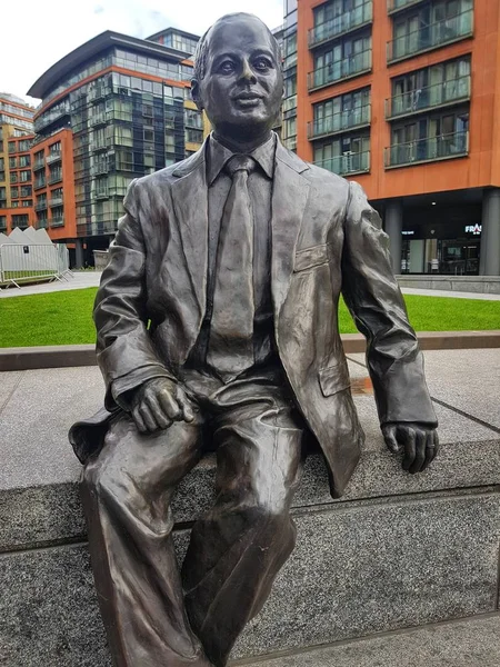 Londra, İngiltere - 17 Nisan 2018: Heykel, efendim Simon tüccar Square, Londra bulundu Milton