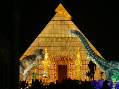 Wiltshire, İngiltere - 15 Aralık 2018: Festival ışık 2 genç gezginler zaman içinde seyahat eden bir hikaye tasvir Longleat.