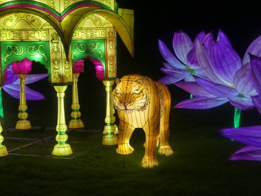 Wiltshire, İngiltere - 15 Aralık 2018: Festival ışık 2 genç gezginler zaman içinde seyahat eden bir hikaye tasvir Longleat.