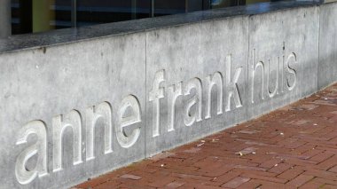 Amsterdam, Hollanda - 12 Aralık 2018: Anne Frank House Amsterdam yanında duvar