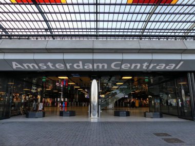 Amsterdam, Hollanda - 12 Aralık 2018: Amsterdam Merkez İstasyonu, bir görünümü, tabela ve bağlantı noktası yan giriş.