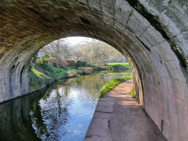 Great Western Tiverton, Devon, İngiltere'de bir köprü aracılığıyla alınan kanalı'nın bir görünüm — Stok fotoğraf