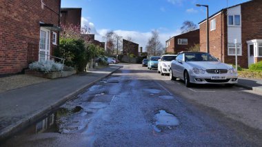Harlow, İngiltere - 13 Mart 2019. Bir çukurlar yol aracılığıyla lider