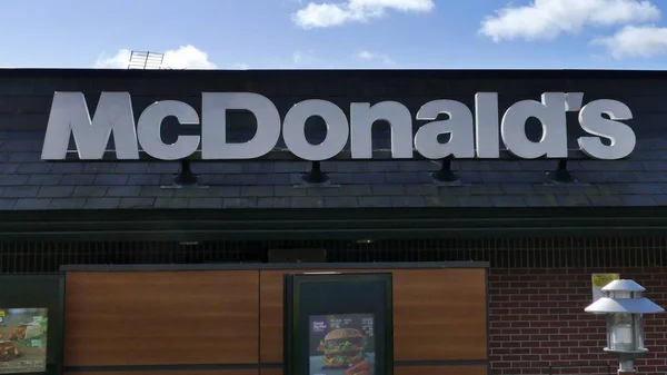 Harlow, Anglia - 13 martie 2019. Restaurantul McDonalds de pe Stap — Fotografie, imagine de stoc