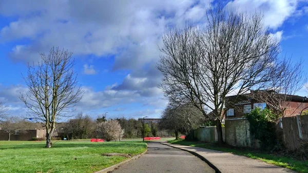 Harlow, İngiltere - 13 Mart 2019. Geçmiş önde gelen bir potholed yol bir — Stok fotoğraf