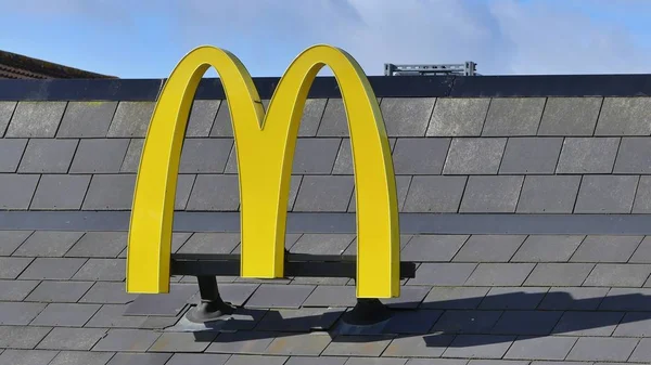 Harlow, Inglaterra - 13 de marzo de 2019. El restaurante McDonalds en el centro comercial Staple Tye, mostrando el logo — Foto de Stock