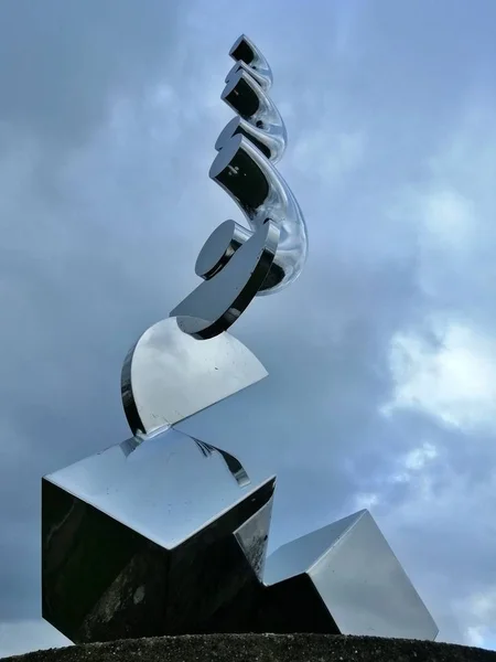 Harlow, england - märz 13 2019. ein blick auf die 'echo' skulptur — Stockfoto