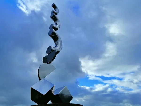 Харлоу, Англия - 13 марта 2019 года. Вид на скульптуру "Эхо" — стоковое фото