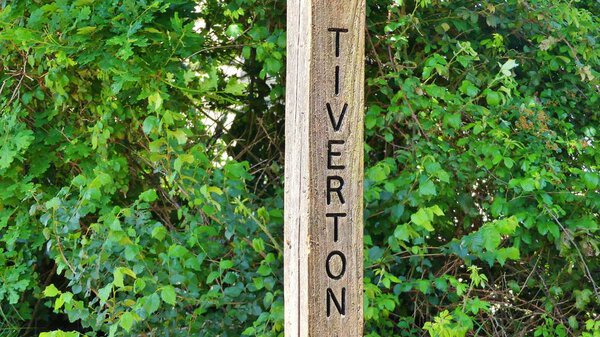 Тивертон, Великобритания - 1 июля 2019 года: деревянный указатель вдоль Большого Уна
