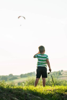 İki savaş uçakları. Karanlık uğursuz gökyüzü. Savaşçılar. Yangında uçak