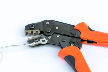 Elektrik kablolarını kırıştırma aracı