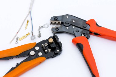 Elektrik tellerinin kırıştırılması ve soyucu için alet