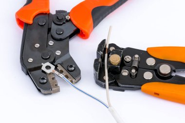 Elektrik tellerinin kırıştırılması ve soyucu için alet