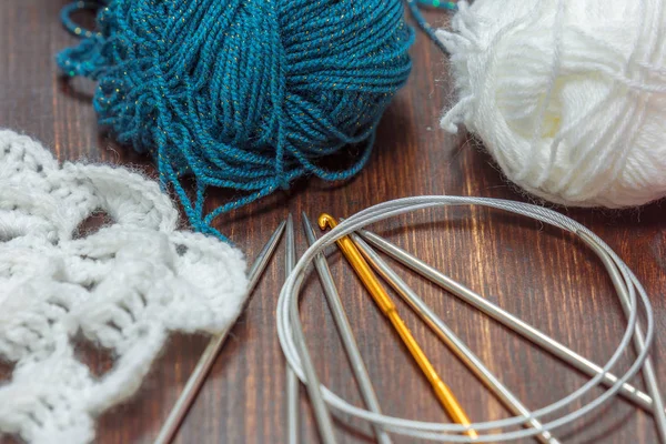 Yarn and knitting needles — Stock Photo, Image