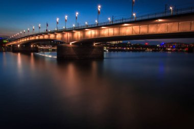  Yumuşak odak. Köprü ve Köln kubbe riverside gece gelen bir görünüm.