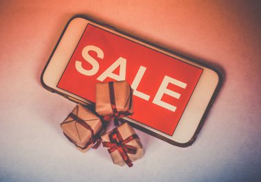 Black friday ve smartphone ekran üzerinde Satılık yazıt. yazıt satış üstünde belgili tanımlık perde hareket eden telefon.