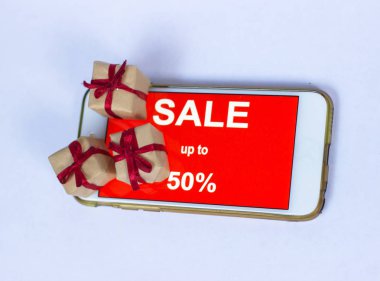 Black friday ve smartphone ekran üzerinde Satılık yazıt. yazıt satış üstünde belgili tanımlık perde hareket eden telefon.