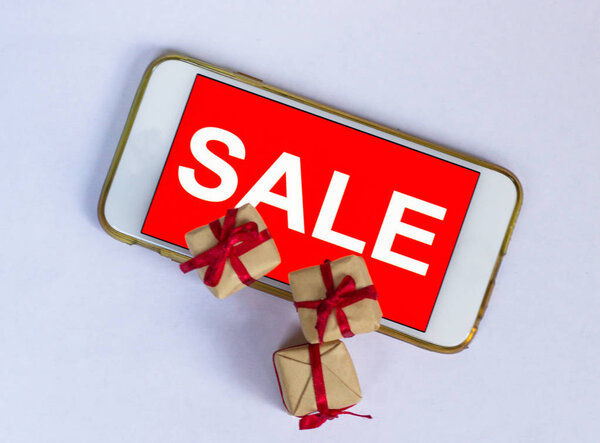 Черная пятница и надпись на экране смартфона. надпись Продажи на экране мобильного телефона
.