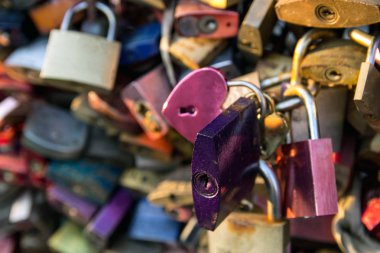 Köprü kilitler. Köln, Almanya. Ayrıntı görünümü çiftlere Hohenzollern köprü üzerinden asma kilitler.