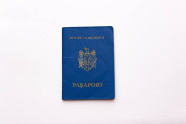 Beyaz arka plan üzerinde izole mavi Moldova Uluslararası pasaportu.