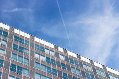 Modern bir apartman cephe. Mavi gökyüzü.