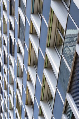 Modern bir apartmanın ön cephesi.