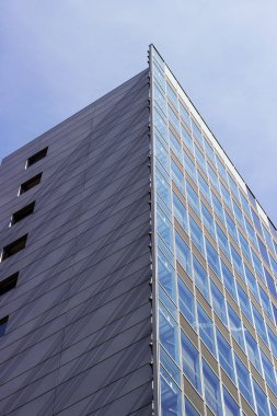 Modern bir apartman cephe. Mavi gökyüzü.