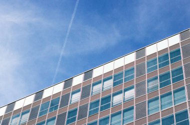 Modern bir apartman cephe. Mavi gökyüzü.
