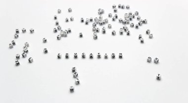 Kelime eğitim harfler küpleri dışarı atılmıştır.