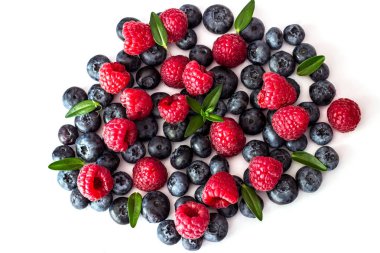 yaban mersini ve ahududu beyaz zemin üzerine.