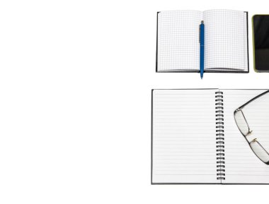 ofis malzemeleri ve gözlük. Yukarıdaki görüntüleyin. Beyaz arka plan üzerinde izole