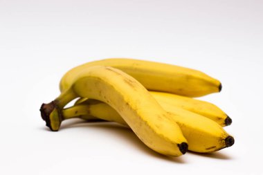 Beyaz arka planda muzlar. Meyve..