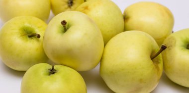 Beyaz bir arka plan üzerinde elma, beyaz elma.