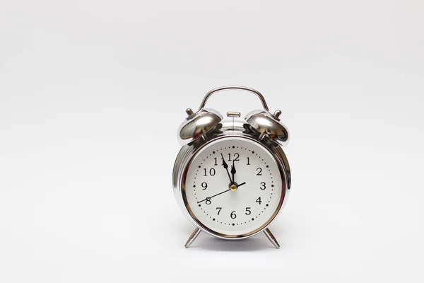 時間の概念のための白い背景の上の目覚まし時計 — ストック写真