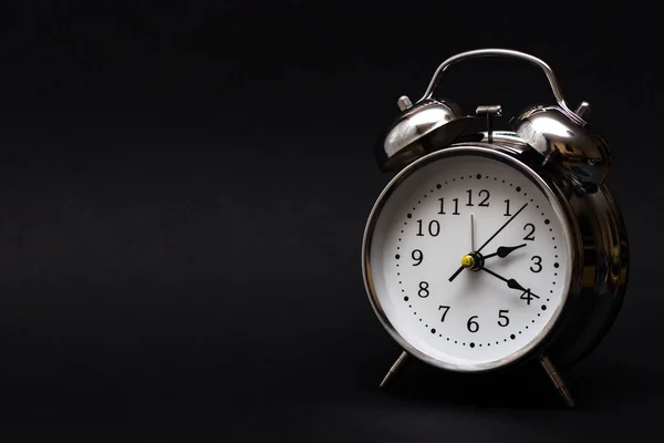 Reloj Despertador Vintage Sobre Fondo Negro Para Concepto Tiempo — Foto de Stock