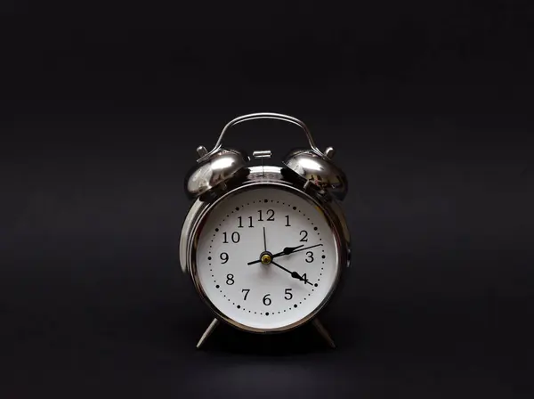 Reloj Despertador Vintage Sobre Fondo Negro Para Concepto Tiempo —  Fotos de Stock