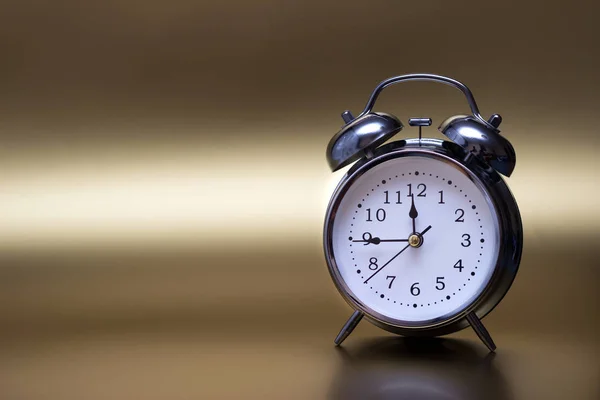 Reloj Despertador Vintage Sobre Fondo Dorado Concepto Tiempo —  Fotos de Stock