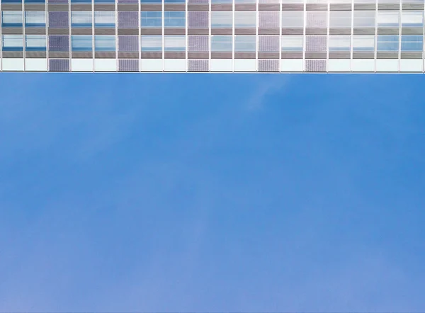 Фасад Современного Многоквартирного Дома Голубое Небо — стоковое фото