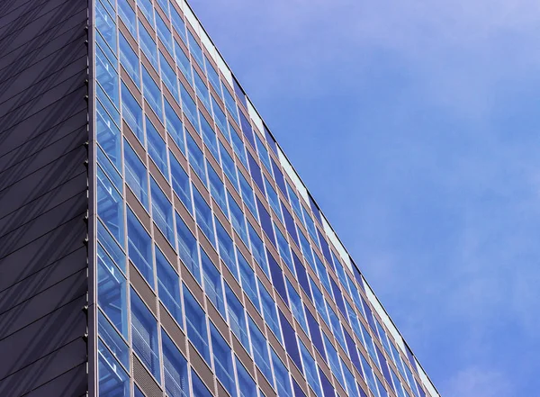 Modern bir apartman cephe. Mavi gökyüzü.