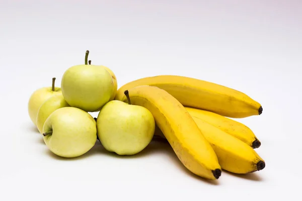 Bananas Maçãs Sobre Fundo Branco — Fotografia de Stock